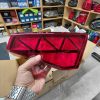 چراغ خطر راست روی صندوق تارا