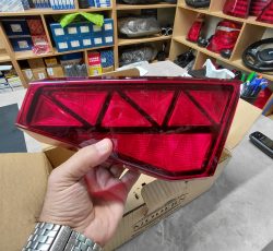 چراغ خطر راست روی صندوق تارا