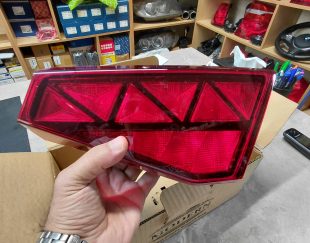 چراغ خطر راست روی صندوق تارا